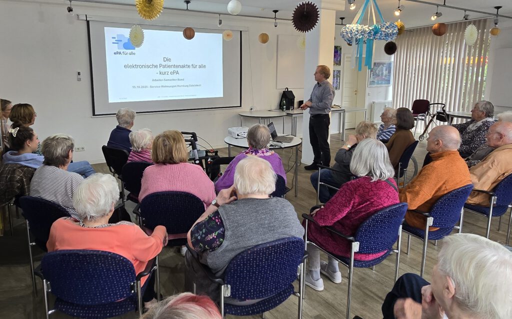 10.12.2025 -  Dank der engagierten Unterstützung von Krankenkassen, Hausarztpraxen und Apotheken konnten regelmäßig Informationsveranstaltungen zur ePA für Versicherte und Multiplikatoren stattfinden.
